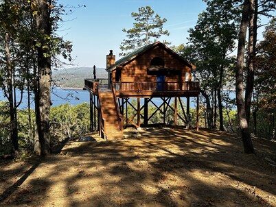 Crockett's Escape Treehouse on Greers Ferry Lake