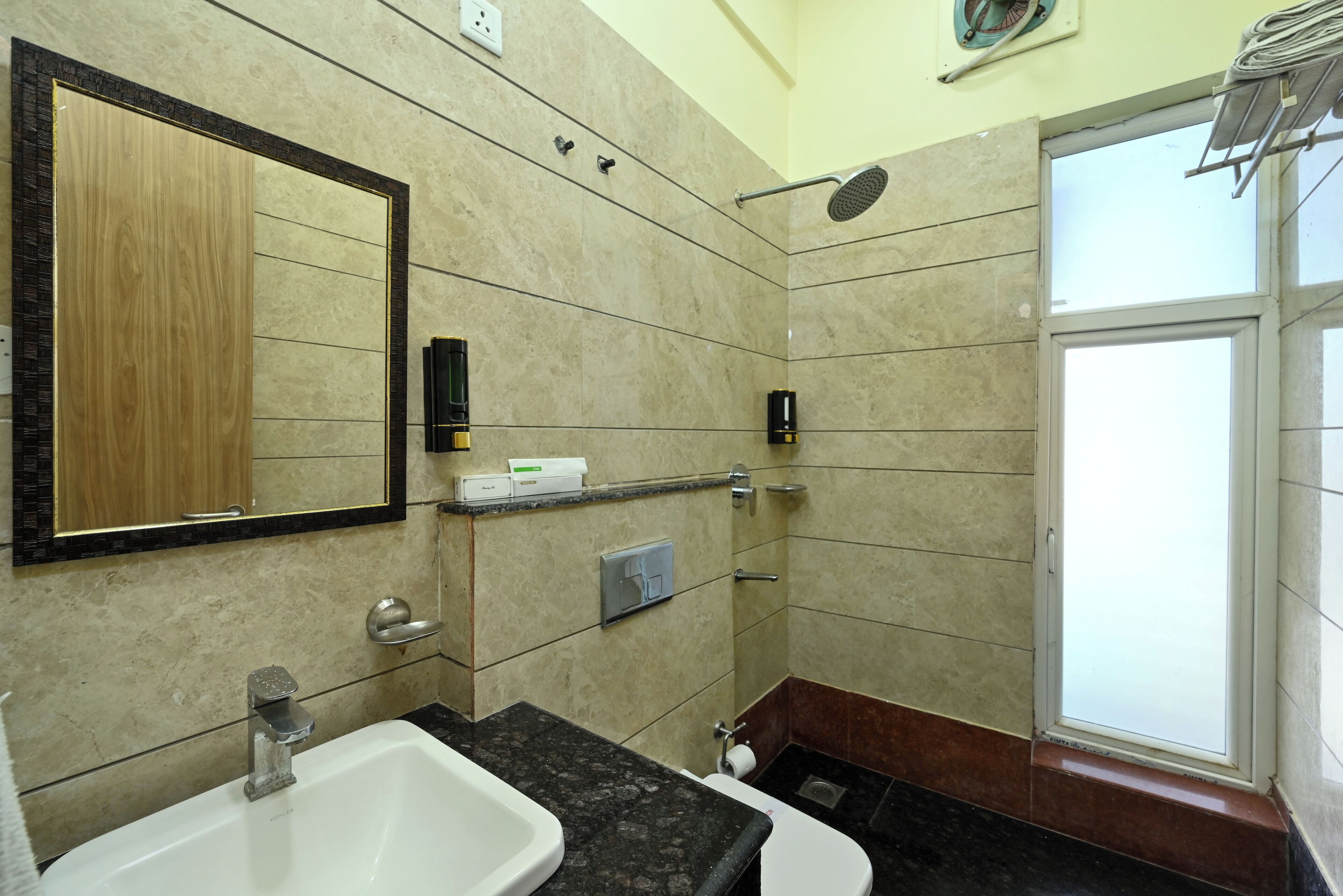 Combined shower/tub, rainfall showerhead, free toiletries, hair dryer