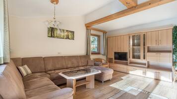 Fernseher, Tischtennisplatte, Stereoanlage