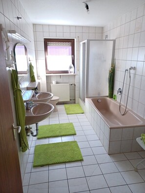 Badewanne, kostenlose Toilettenartikel, Handtücher