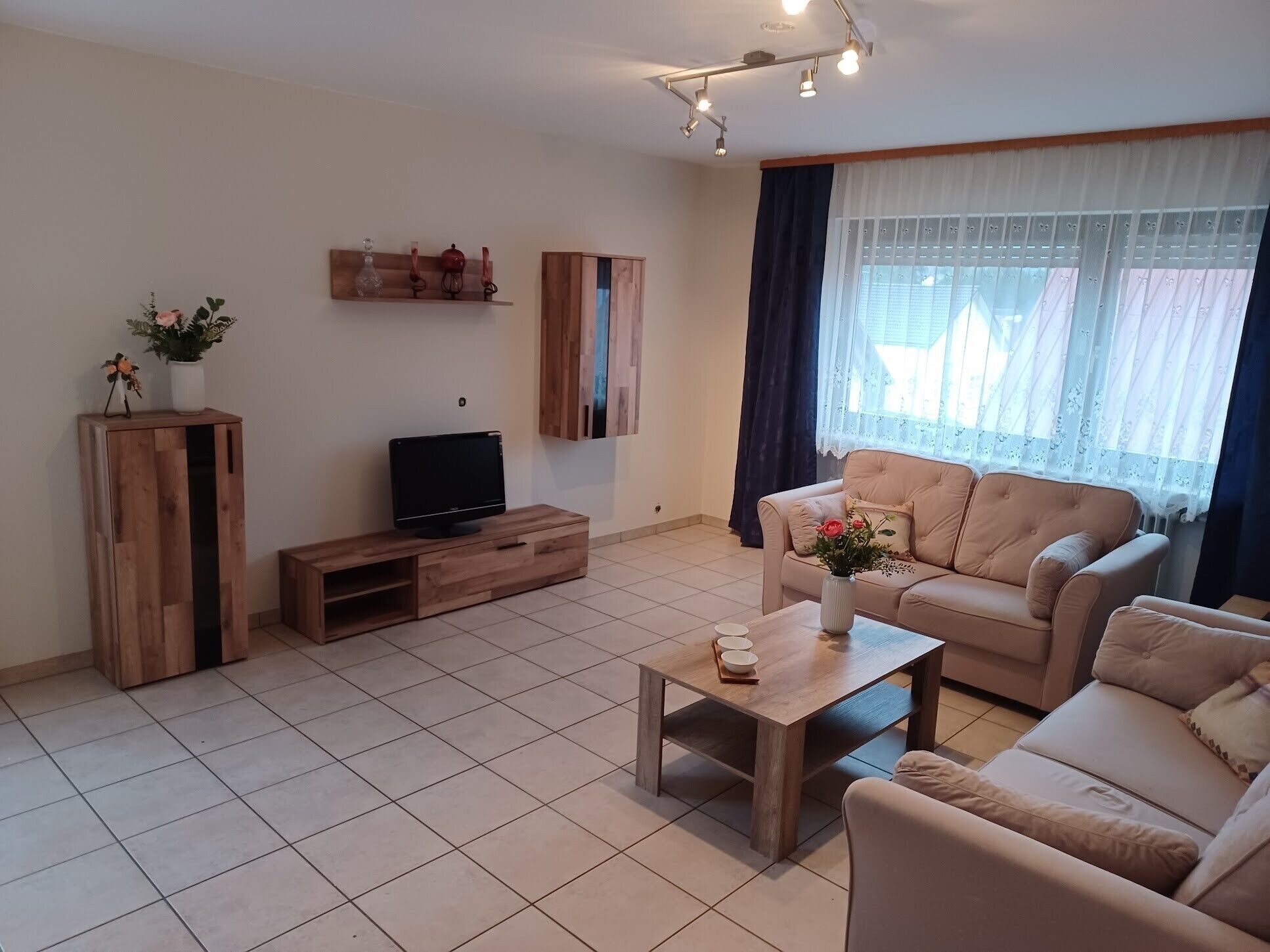 Una televisión, un reproductor estéreo