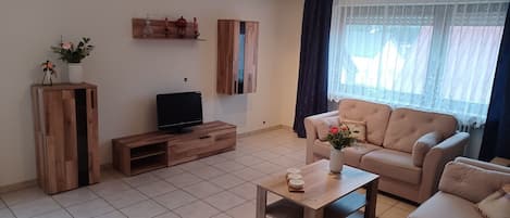 Una televisión, un reproductor estéreo