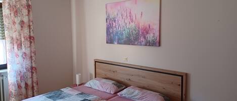 3 bedrooms, desk, free WiFi, bed sheets