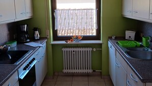 Kaffetrakter/tekoker, kjøleskap, mikrobølgeovn og ovn