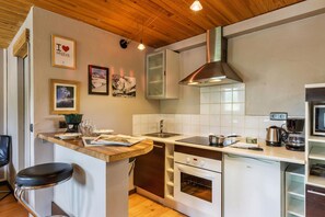 Een koelkast, een microgolfoven, een oven, een kookplaat