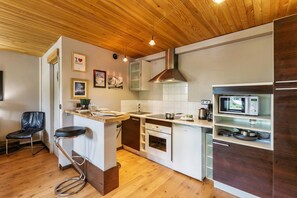 Jääkaappi, mikroaaltouuni, uuni, liesi