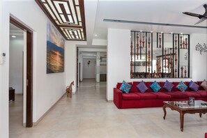 Vila exclusiva, 6 quartos, piscina particular, ao lado da praia | Área de estar | TV de tela plana 55 polegadas com canais via satélite, TV, brinquedos