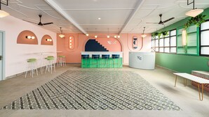 Un interior moderno con una zona de bar central, diferentes disposiciones de asientos e iluminación decorativa.