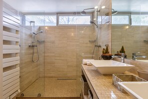 Ducha, secador de pelo y toallas