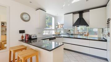 Coffee/tea maker, fridge, microwave, oven