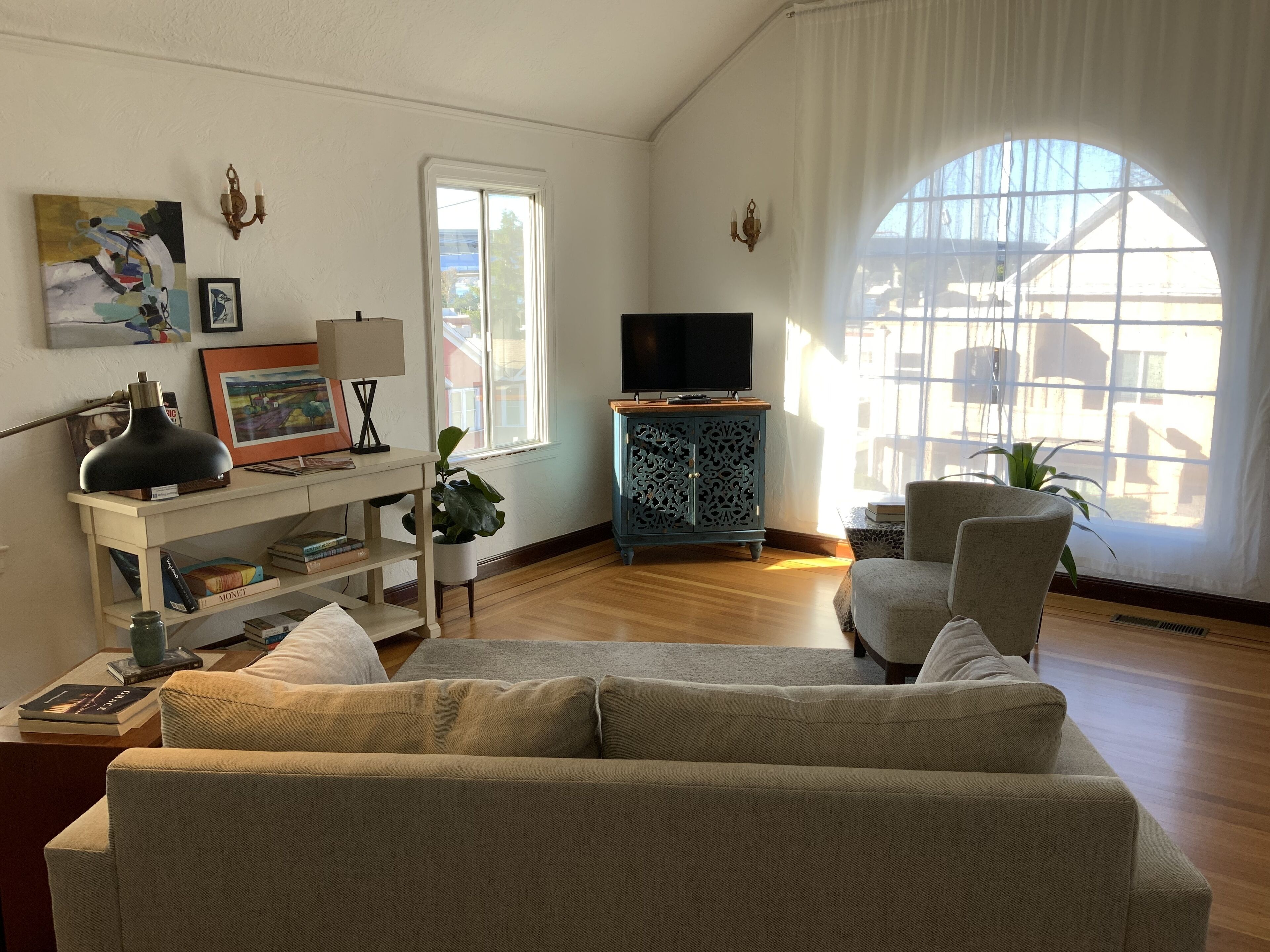 Bridgeview - A Clean and Cozy Getaway for Two
