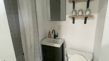 Combined shower/tub, towels, soap, shampoo