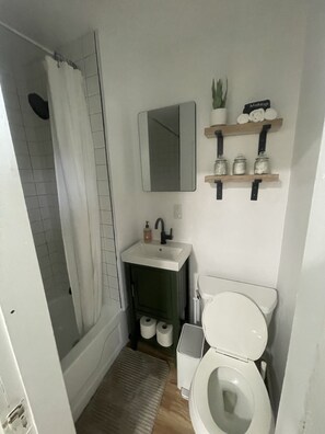 Ensemble douche/baignoire, serviettes fournies, savon, shampoing