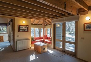 Smart TV, fireplace - Middle Of Snowhere-Dinner Plain (Dinner Plain)