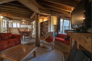 Smart TV, fireplace