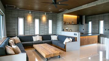 Deluxe Suite | Living area