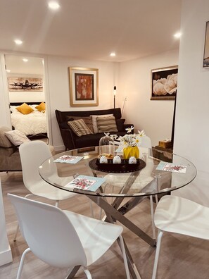 Dining - Family vacation private suite with pool and hot tub access (Vancouver)