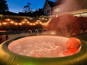 Outdoor spa tub - Family vacation private suite with pool and hot tub access (Vancouver)