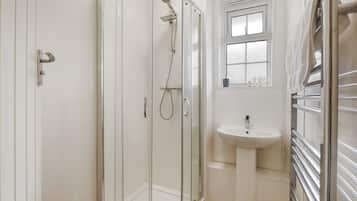 Deluxe House | Bathroom | Hair dryer, towels, soap, shampoo