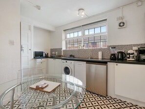 Deluxe House | Shared kitchen | Full-sized fridge, microwave, oven, stovetop