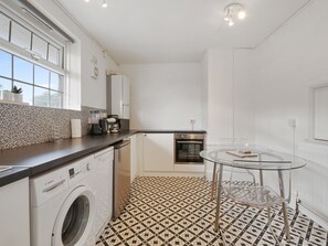 Deluxe House | Shared kitchen | Full-sized fridge, microwave, oven, stovetop