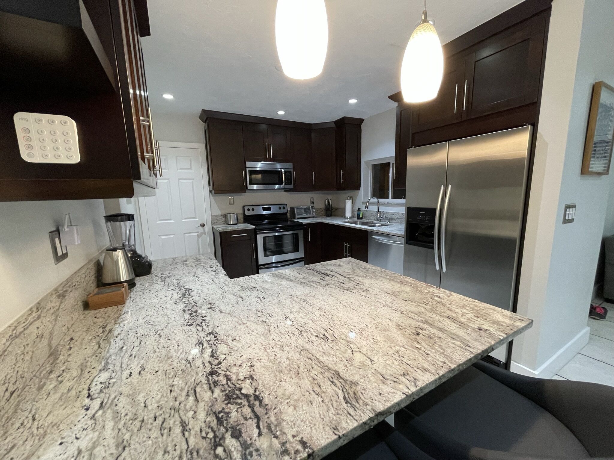 Refrigerador, microondas, horno y parrilla de estufa 