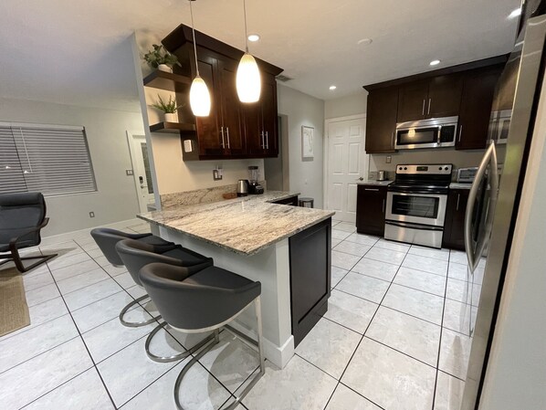 Refrigerador, microondas, horno y parrilla de estufa 