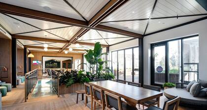 Lovely Mountain View 1BR w/ W/D, Pool & Gym, nr tech HQs, by Blueground