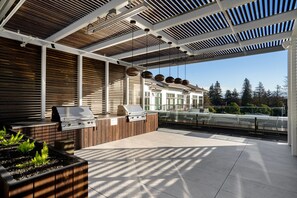Outdoor dining - Lovely Mountain View 1BR w/ W/D, Pool & Gym, nr tech HQs, by Blueground (Mountain View)