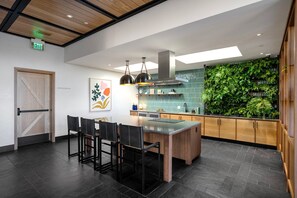 Fridge, microwave, oven, dishwasher - Gorgeous Mountain View 1BR w/ W/D, Pool & Gym, nr tech HQs, by Blueground (Mountain View)