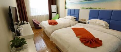 Habitación de hotel con dos camas, un ventanal con cortinas, un cuadro de playa, una planta en maceta y un escritorio con espejo y artículos de aseo.