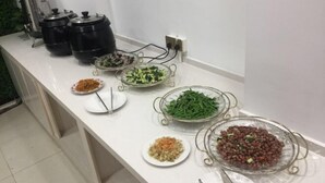 Una mesa de buffet con diferentes platos y una estación de café.