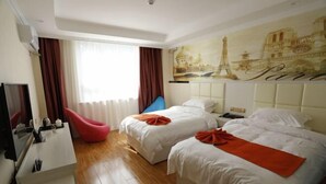 Habitación de hotel con dos camas, un escritorio, una silla, una ventana con cortinas y un mural con motivos de París.