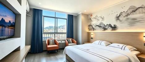 Habitación de hotel con una cama grande, televisor, escritorio con silla y ventana con cortinas.