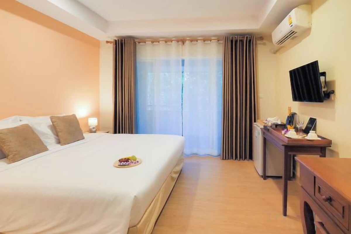 Minibar, brankas, meja kerja, dan setrika/meja setrika