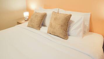 Minibar, caja de seguridad en la habitación y escritorio