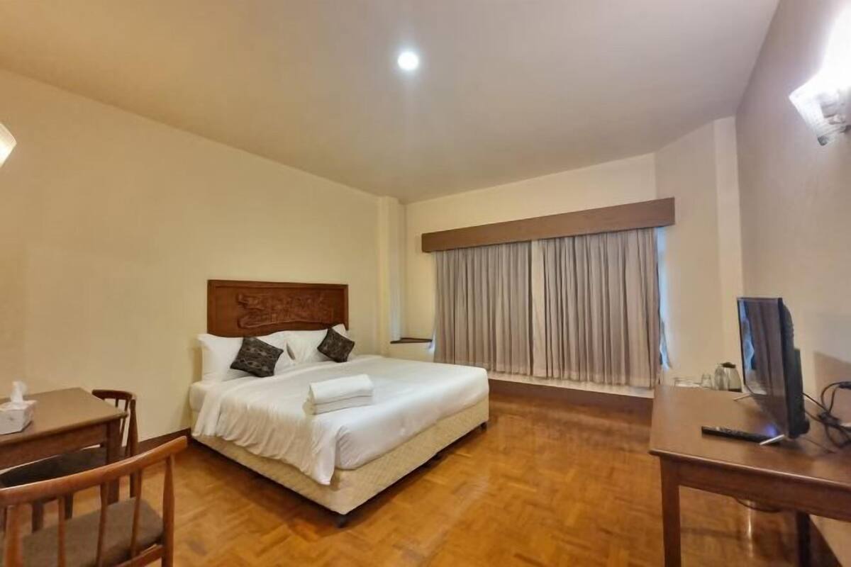 Minibar, caja de seguridad en la habitación y escritorio 