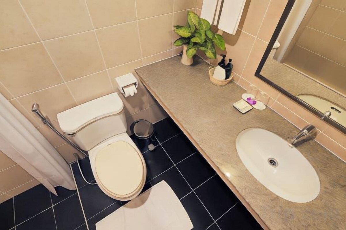 Kamar mandi | Shower, perlengkapan mandi gratis, pengering rambut, dan jubah mandi