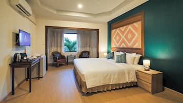 Minibar, caja de seguridad en la habitación y escritorio