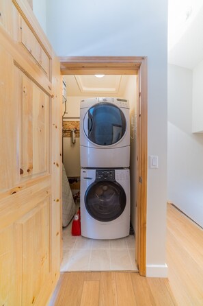 Interior - The overlook stay - 2 suites  - mountain view - Free parking - 3526 (Harvie Heights)