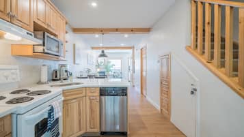 Jääkaappi, mikroaaltouuni, uuni, liesi