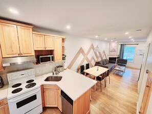 Fridge, microwave, oven, stovetop - The overlook stay - 2 suites  - mountain view - Free parking - 3526 (Harvie Heights)