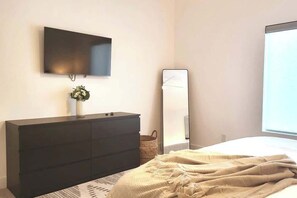 3 bedrooms, iron/ironing board, WiFi, bed sheets - Modern Living in PHX | Arizona Charm (Phoenix)