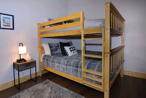 2 bedrooms, desk, travel cot, WiFi
