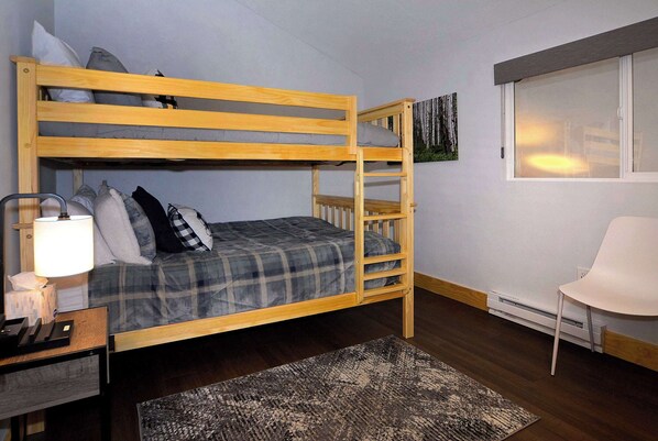2 bedrooms, desk, travel cot, WiFi
