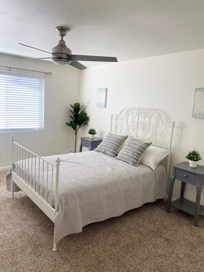 5 間睡房、書桌、熨斗/熨衫板、可攜式嬰兒床