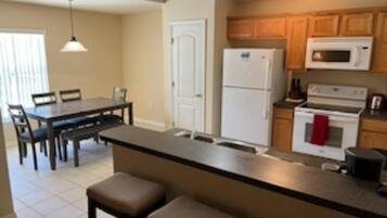 House, 3 Bedrooms | Private kitchen