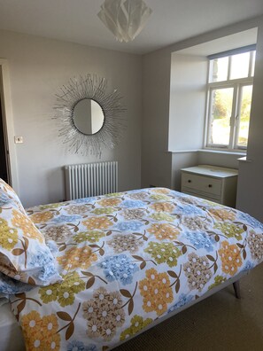 2 chambres, bureau, fer et planche à repasser, lit de bébé portatif