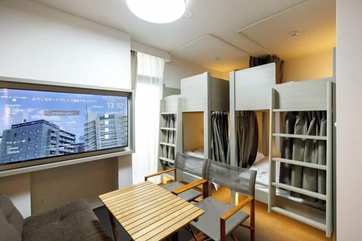 Een bureau, gratis wifi, beddengoed