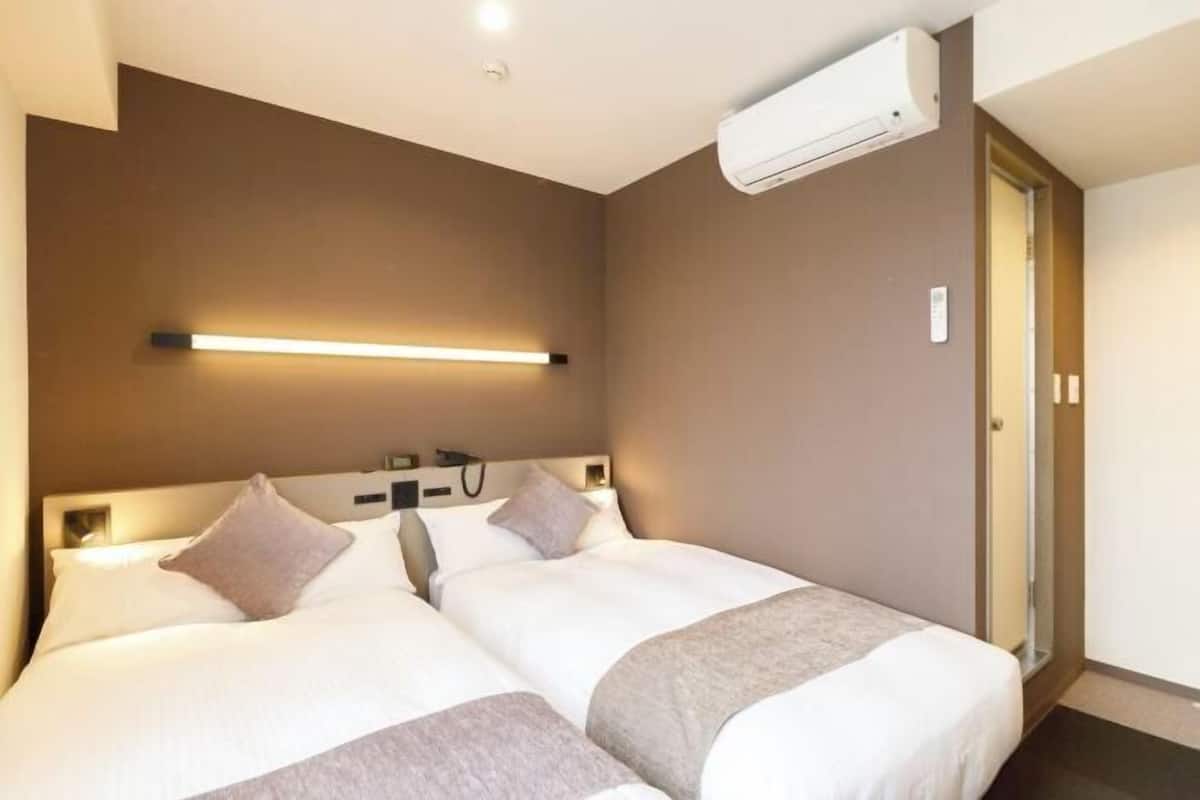 Een bureau, gratis wifi, beddengoed